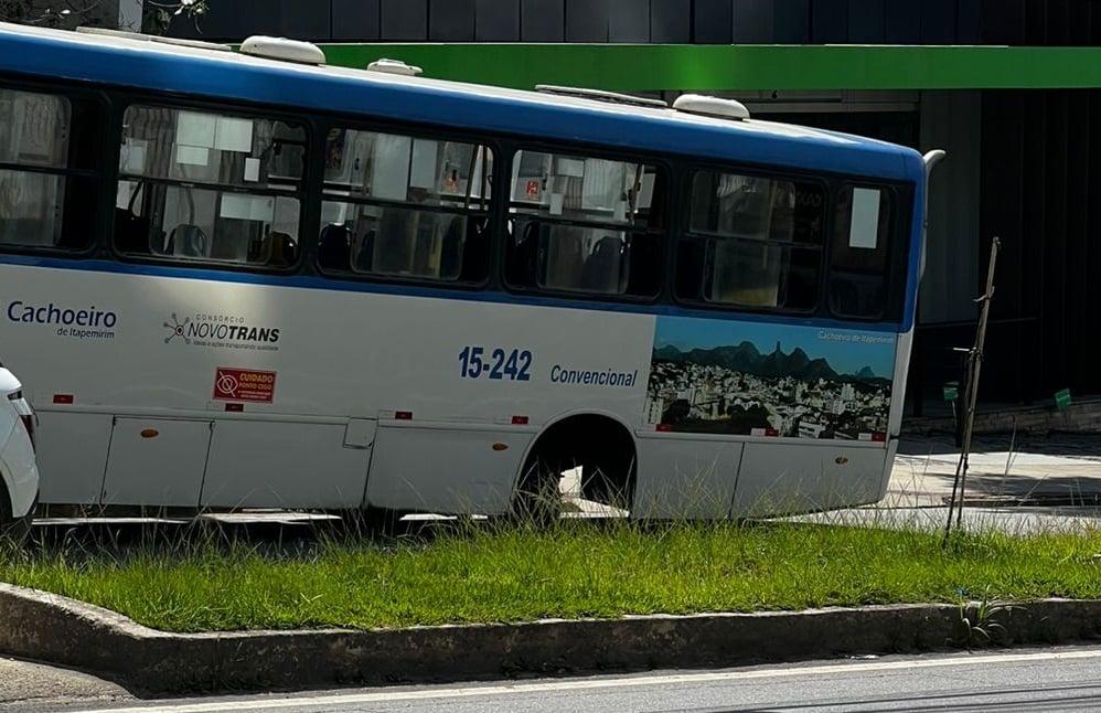 Imagens retrata ônibus em avenida após uma das rodas se soltar.