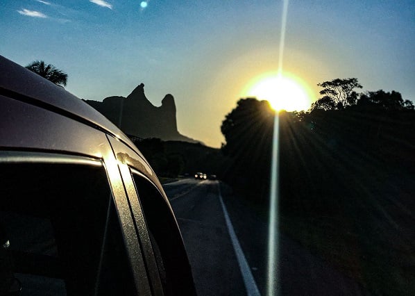 Imagem retrata Rodovia do Frade, BR 101, com a pedra do Frade e a Freira ao fundo.