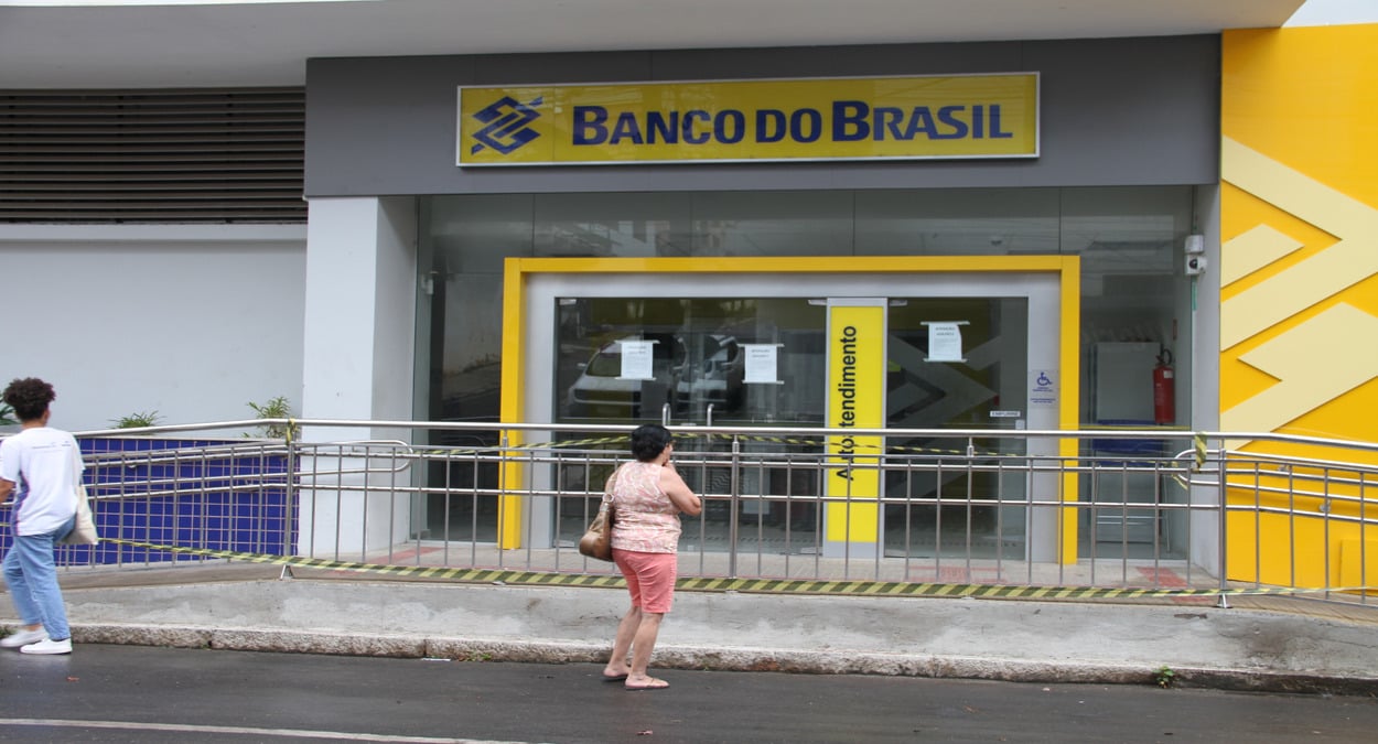 Fachada do Banco do Brasil isolada por fita de segurança após ocorrência policial, ilustrando a matéria sobre o caso em que um homem invade Banco do Brasil em Mimoso do Sul.