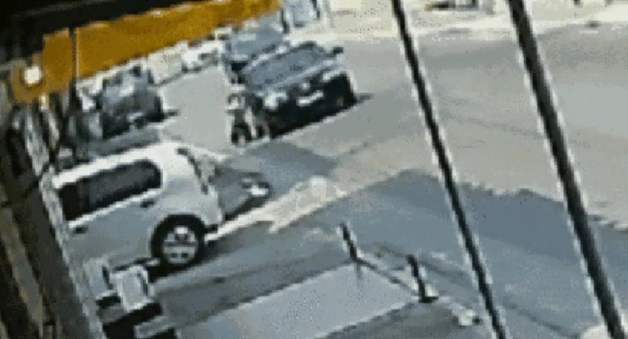 pai arrasta filha em carro em movimento