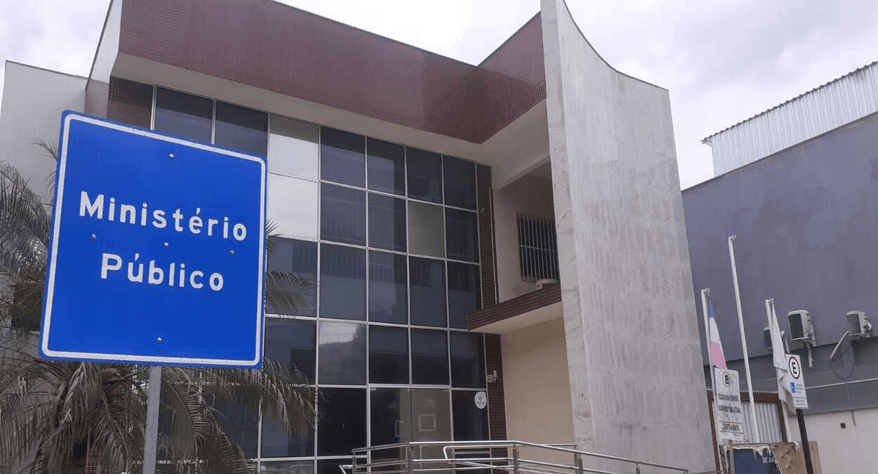 Fachada do Ministério Público em Mimoso do Sul, com placa azul em primeiro plano, ilustrando matéria sobre atuação da Promotoria de Justiça — frase chave: Ministério Público de Mimoso do Sul.
