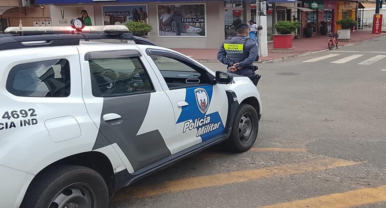 Viatura da Polícia Militar em patrulhamento em área comercial de Presidente Kennedy, durante a Operação Natal 2025. A ação visa reforçar a segurança e prevenir crimes nas festas de fim de ano. Frase-chave: Operação Natal 2025 Polícia Militar Espírito Santo.