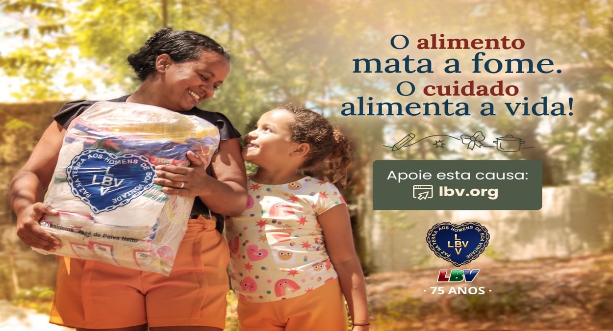 Mulher segura uma cesta de alimentos da LBV enquanto sorri para uma criança ao seu lado; imagem da Campanha de Natal da LBV destacando solidariedade e apoio a famílias.