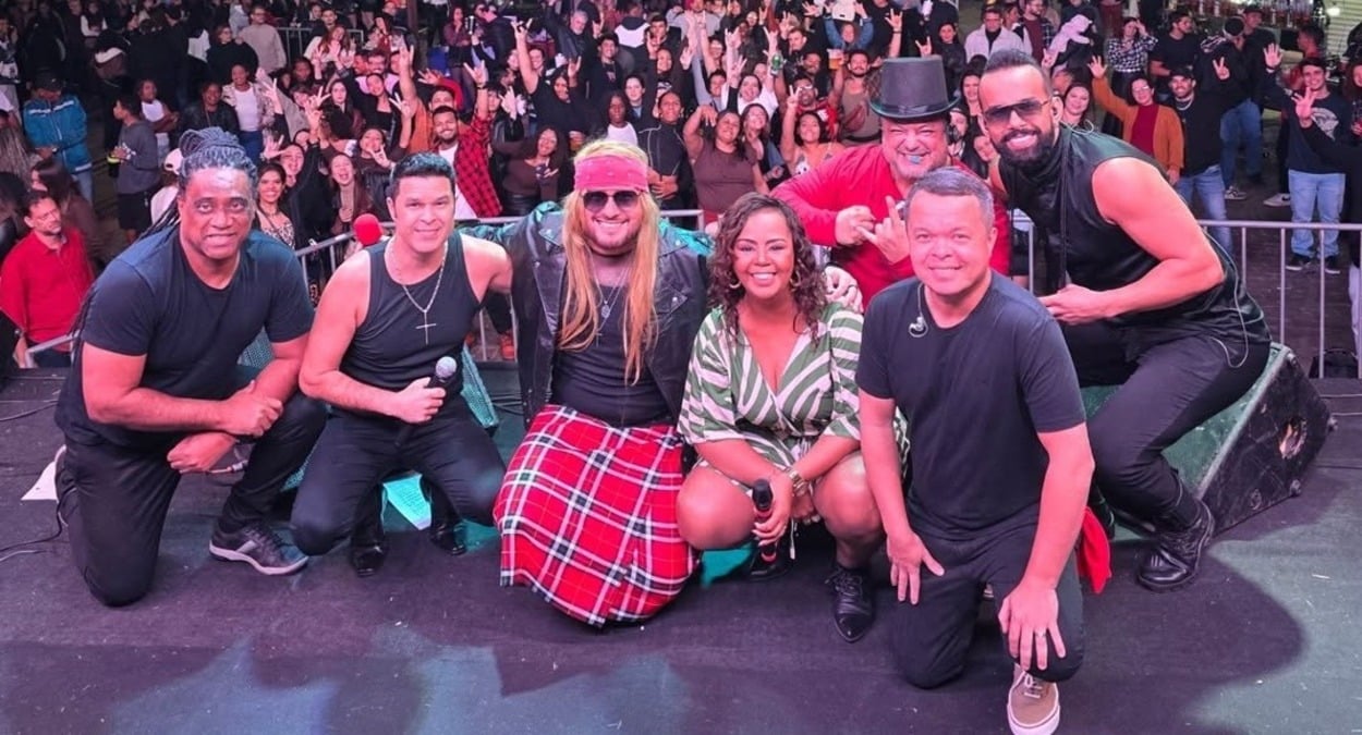Banda Badalados se apresenta na Feira Parceria Legal em Cachoeiro de Itapemirim, reunindo músicos no palco e grande público durante o show no Centro de Eventos.