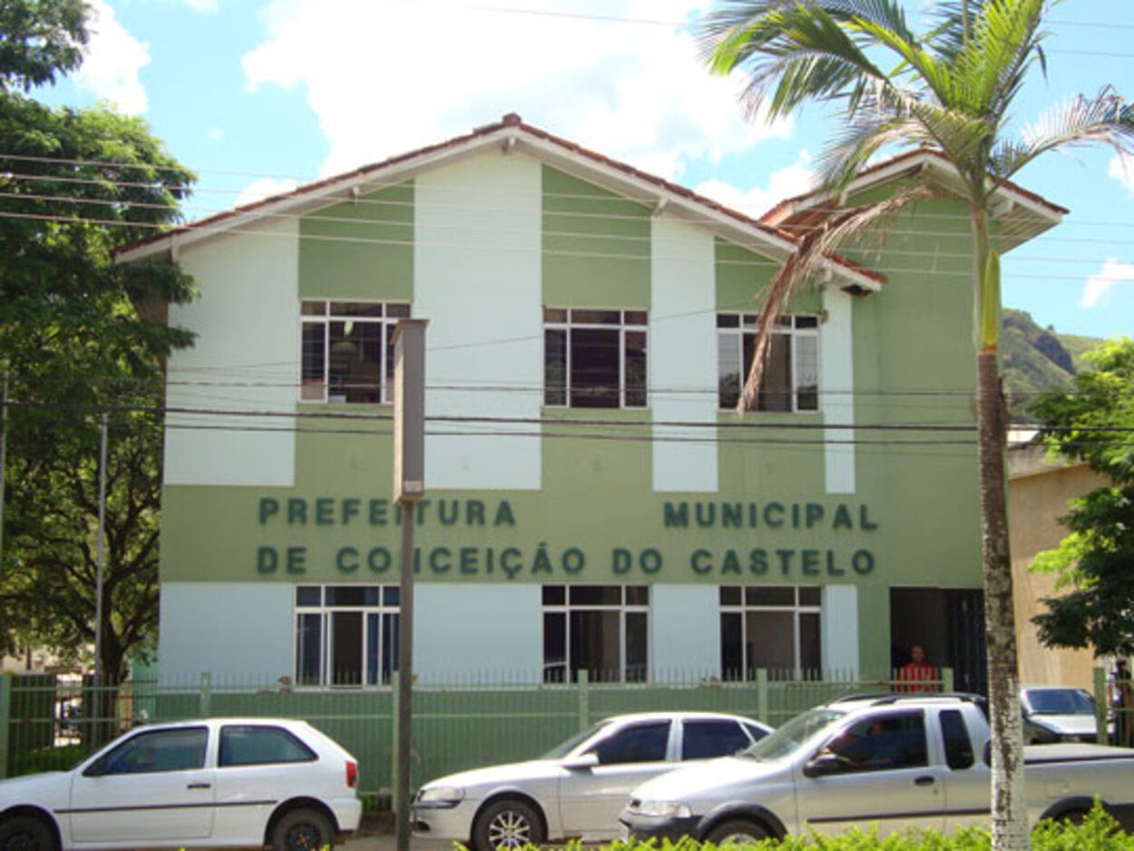 Imagem ilustra prédio da Prefeitura de Conceição do Castelo que vai pagar abono de R$ 2 mil