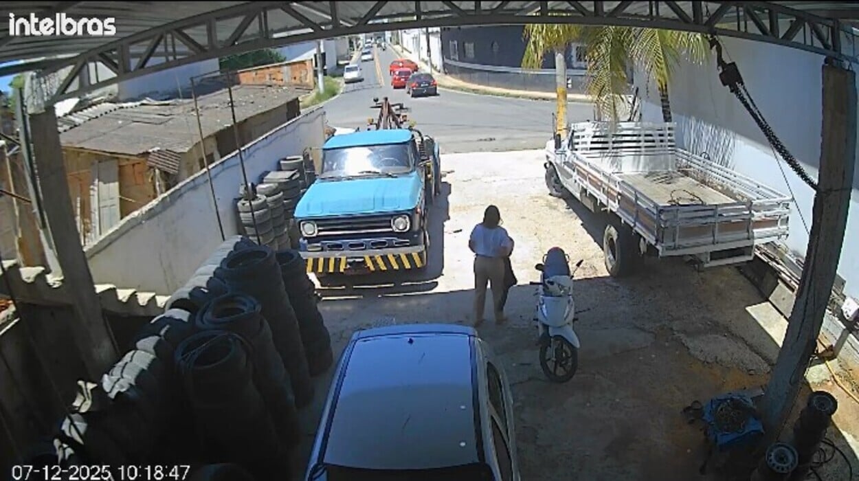 Imagem ilustra acidente em Cachoeiro. Carro vermelho em frente a um poste