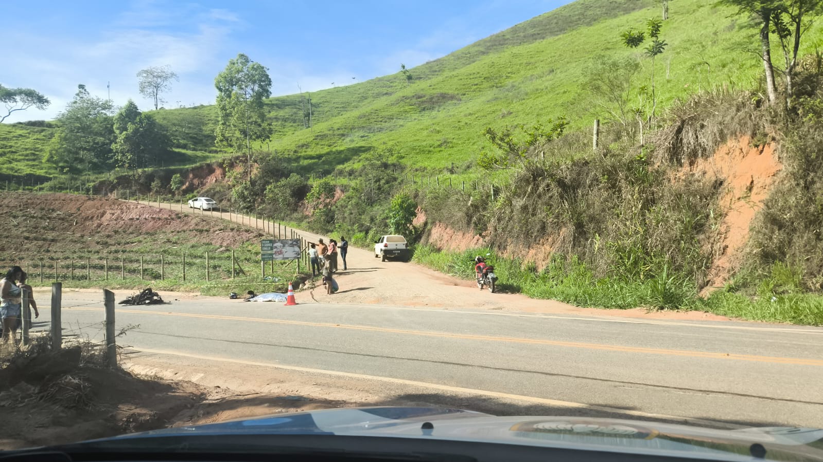 Imagem retrata cena de acidente no Caparaó