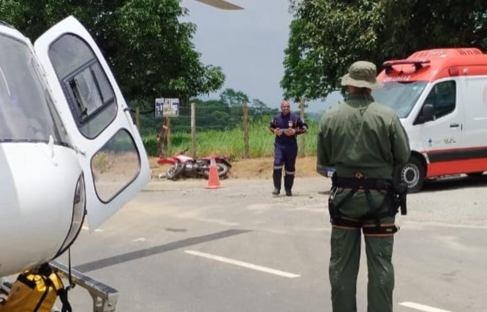 Imagem retrata cena de acidente com motociclista