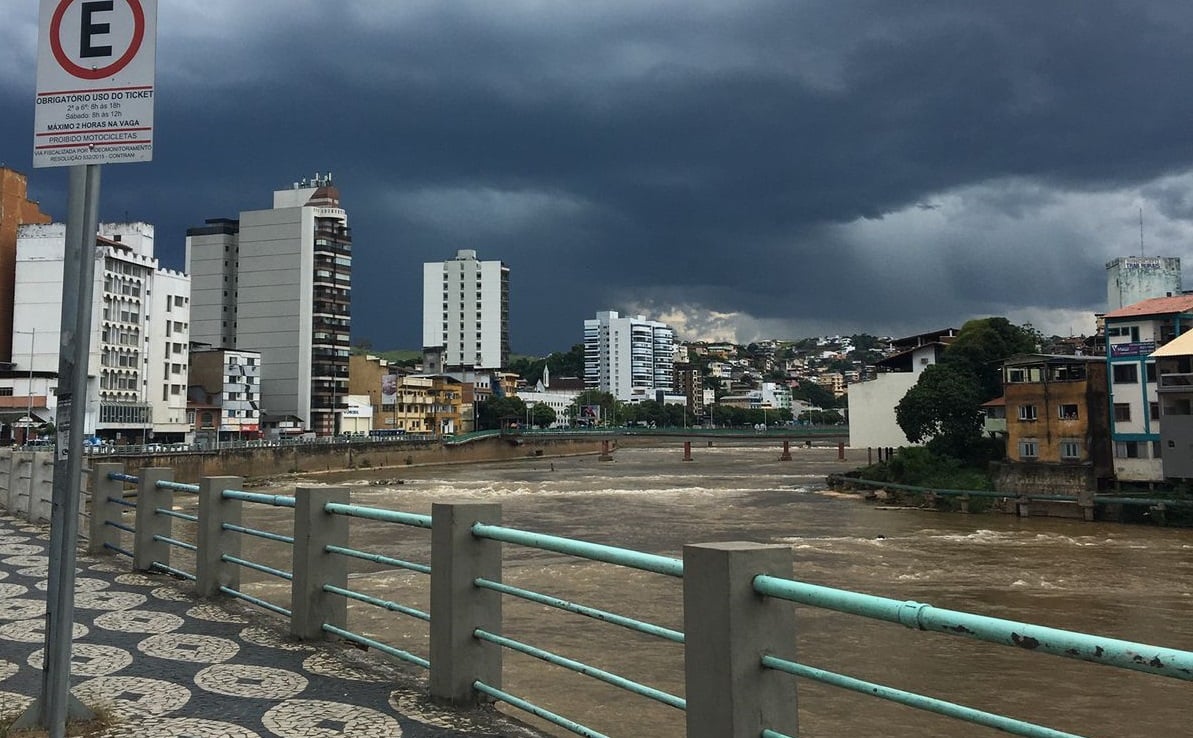 Imagem retrata céu carregado de nuvens escurar para temporal