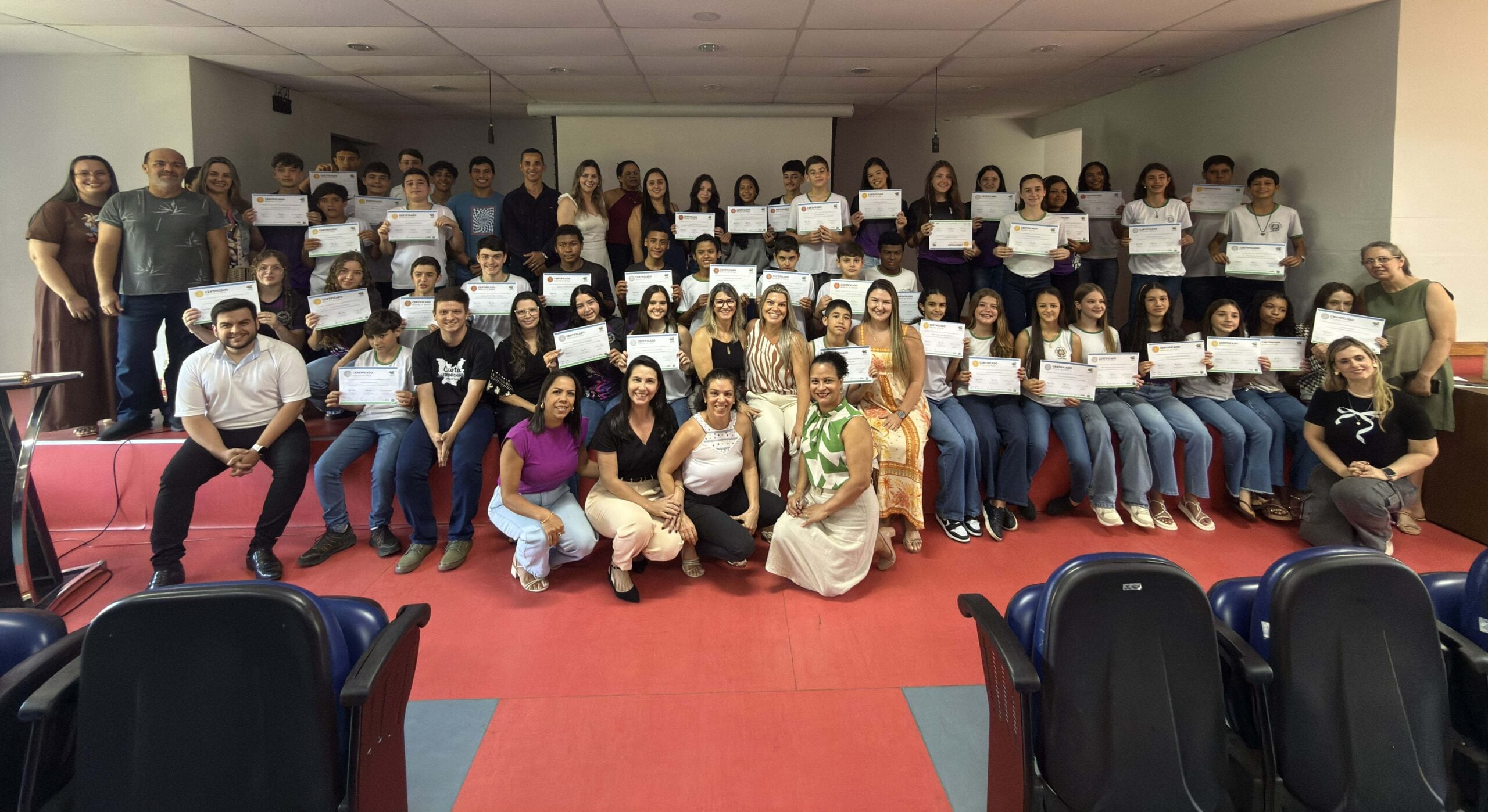 Estudantes de Alfredo Chaves exibem certificados após conquistar 46 medalhas na Olimpíada do Tesouro Direto de Educação Financeira, destacando o resultado histórico do município.