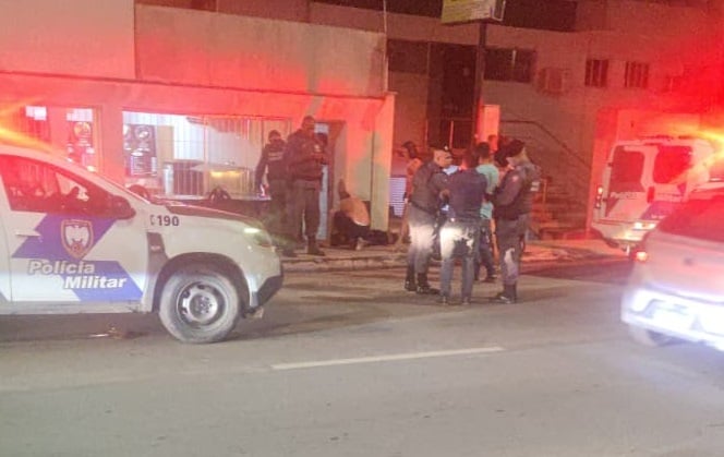 Imagem retrata vítima sendo socorrida após ser baleada.