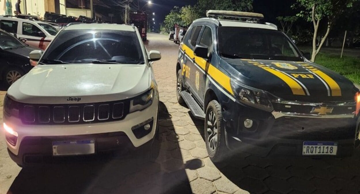 Jeep Compass recuperado ao lado de viatura da PRF após fiscalização em Marechal Floriano, ilustrando a operação em que a PRF recupera veículo roubado.