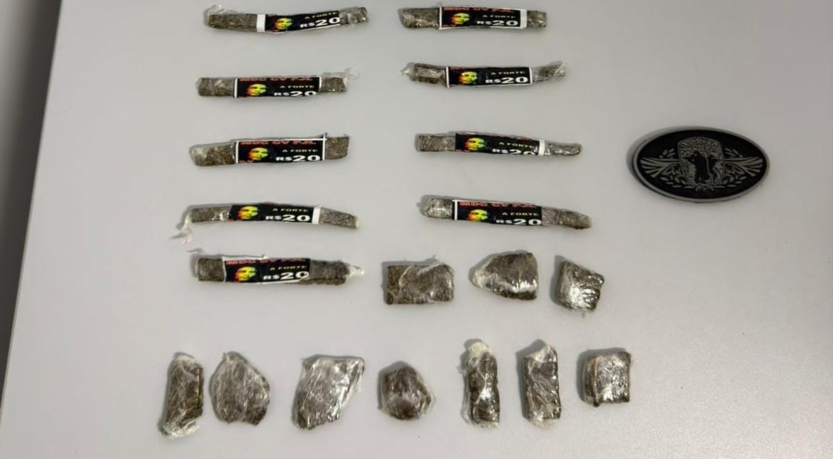 Imagem mostra buchas de maconha sobre uma mesa.