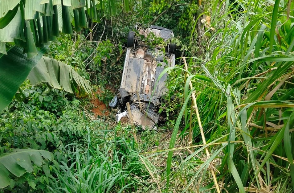 Imagem mostra carro com as rodas pra cima após acidente.