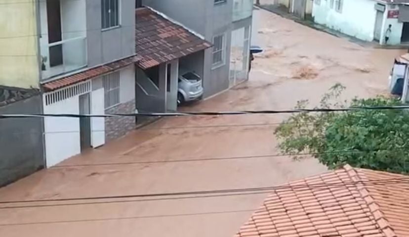 Imagem mostra rua alagada.