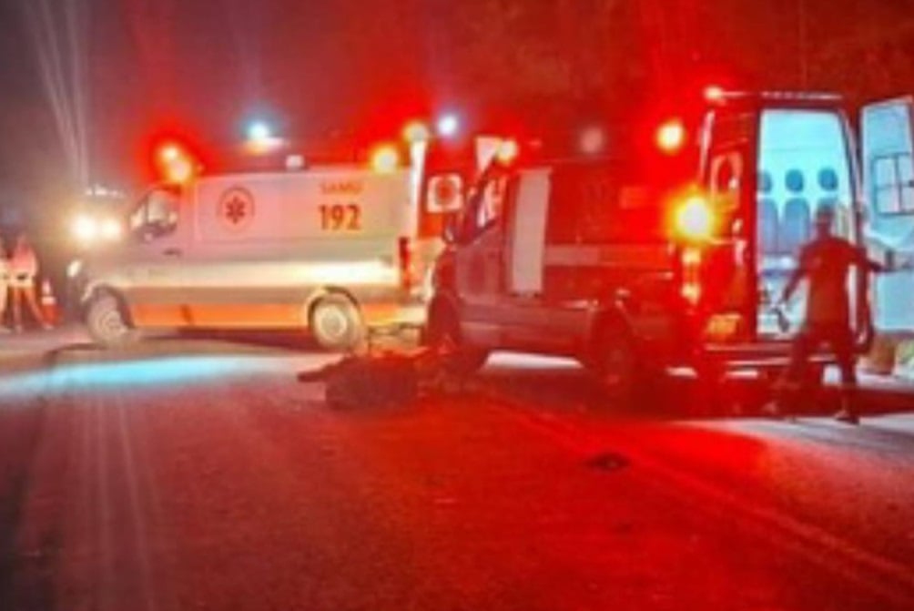 Imagem mostra ambulâncias prestando socorro numa cena de acidente.