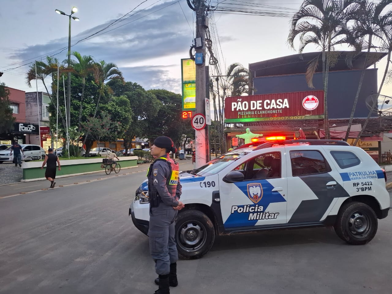 Imagem retrata viatura da PM fazendo patrulhamento no comércio do Caparaó