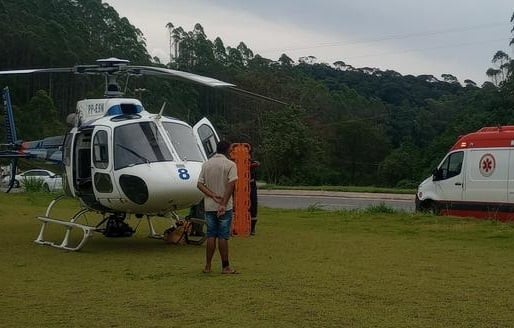 Imagem mostra aeronave do Notaer socorrendo criança queimada.