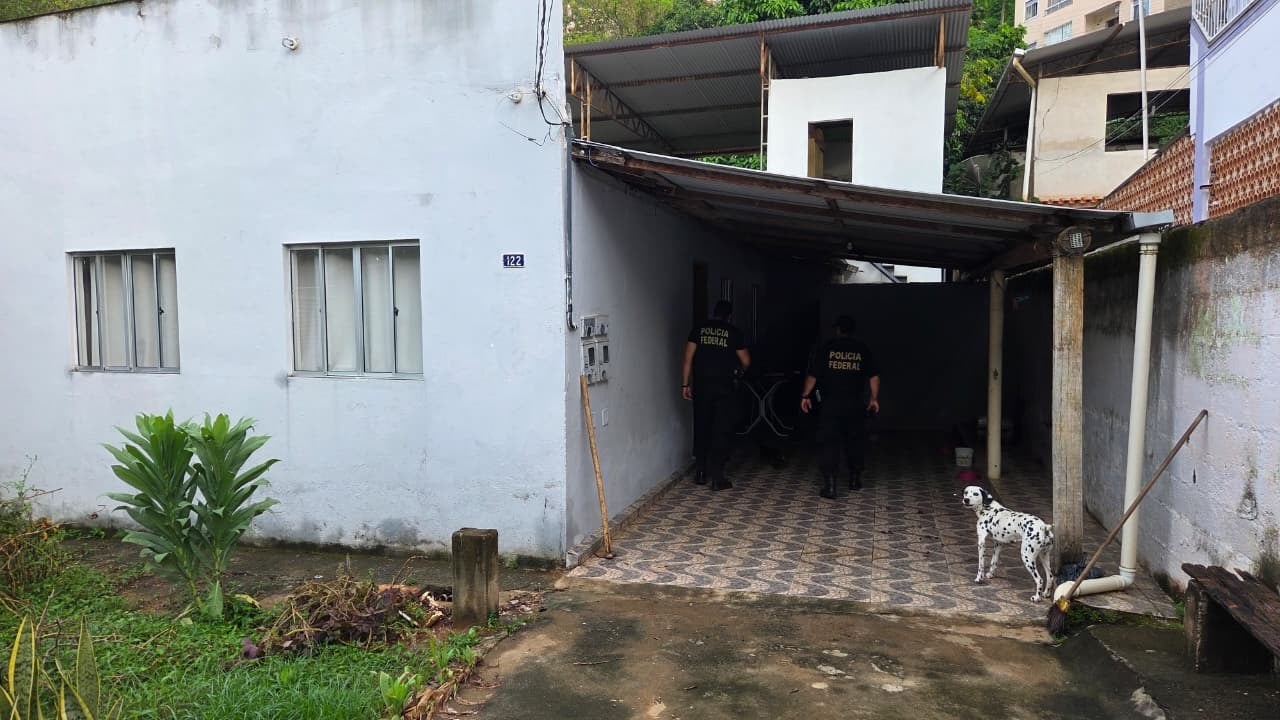 Imagem mostra policiais federais no quintal de uma casa cumprindo mandados de prisão por crimes eleitorais