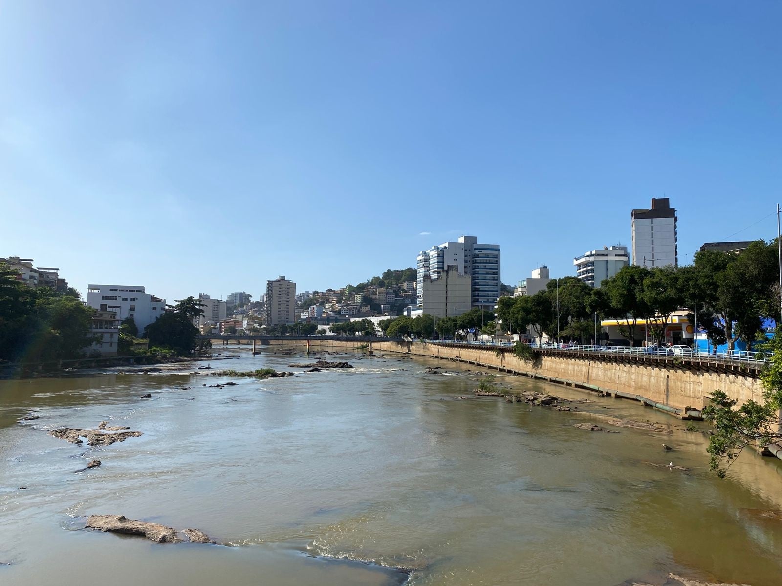 Imagem retrata paisagem do Rio Itapemirim, em Cachoeiro de Itapemirim.