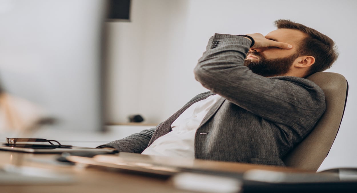 A foto mostra pessoa exausta, esgotada