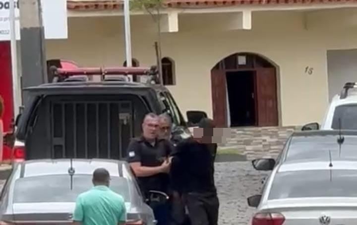 Policiais civis prendem suspeito do furto no Banco do Brasil em Mimoso do Sul; homem é escoltado por agentes durante operação.
