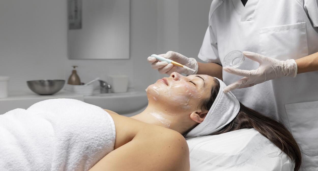 A foto alude à harmonização facial