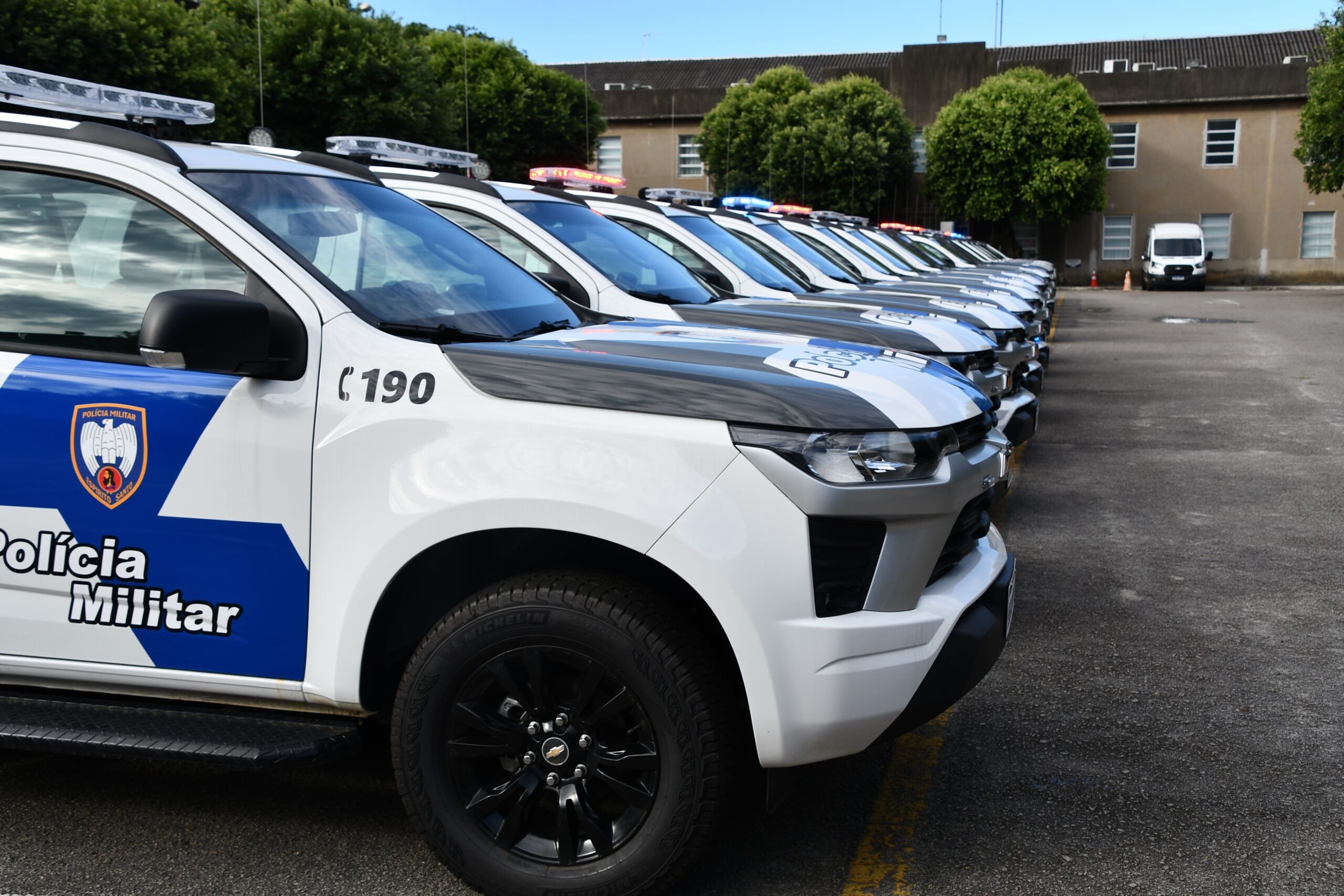 Imagem mostra viatura da PM estacionada.