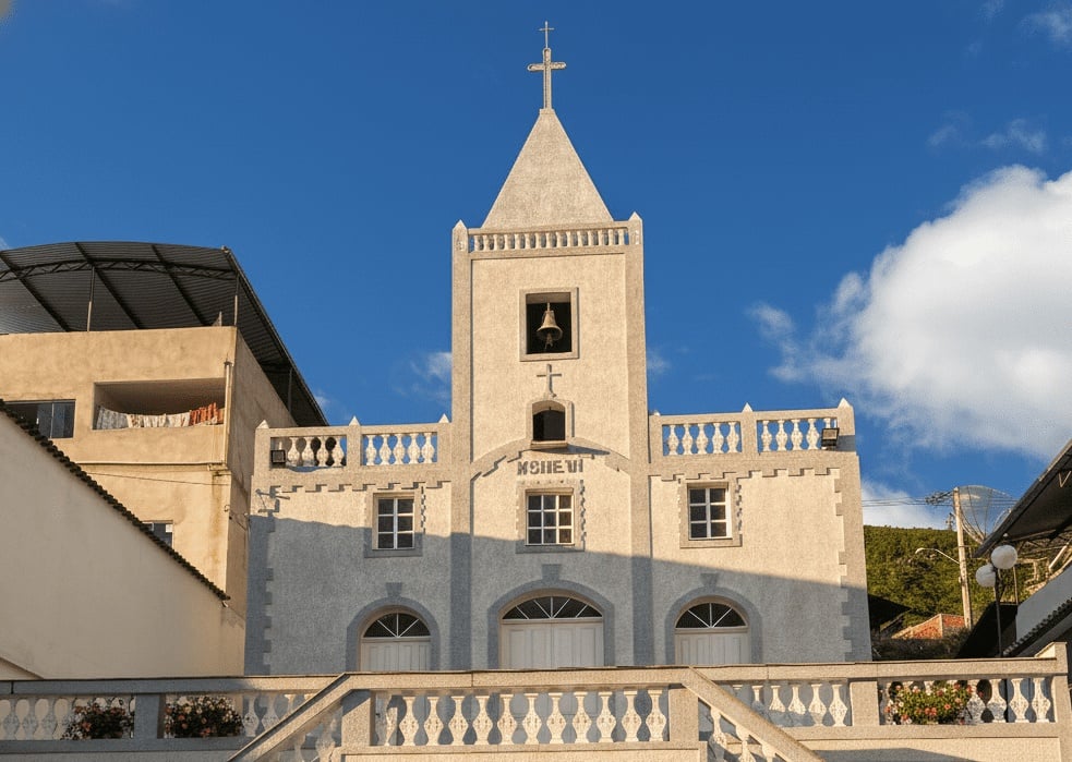 Igreja matriz da Paróquia Santa Bárbara em Ibitirama, com fachada clara, torre central e céu azul ao fundo, simbolizando a criação da Paróquia Santa Bárbara em Ibitirama.