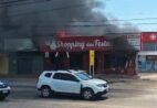 Incêndio atinge imóvel e estabelecimentos comerciais no bairro BNH; veja vídeo