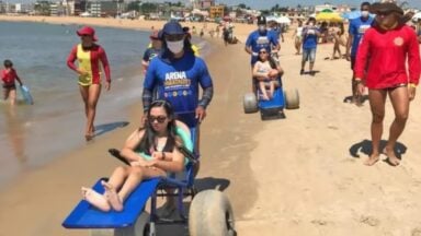 Marataízes retoma Projeto Praia Acessível e amplia lazer inclusivo