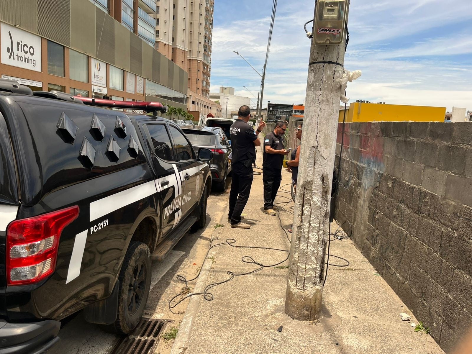 Imagem retrata policiais civis em rua durante operação contra lava-jatos irregulares.