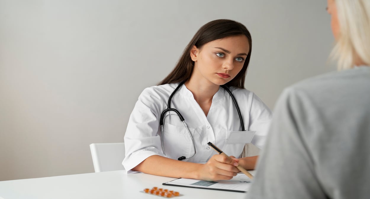 A foto mostra atendimento médico