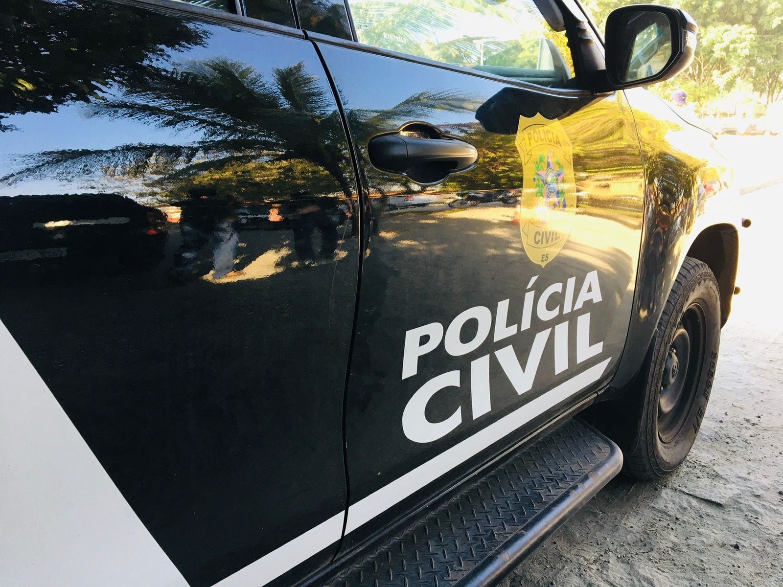 Imagem retrata lateral da viatura da Polícia Civil