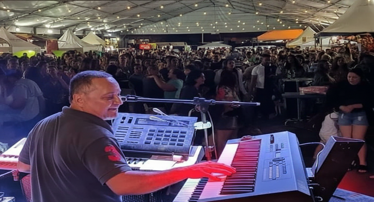 O cantor Robson Castro abre a programação do Natal + Alegre