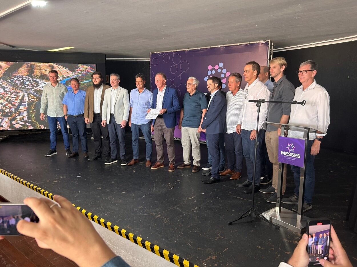 Autoridades e empresários posam no palco durante a solenidade de posse da nova diretoria do Movimento Empresarial Sul Espírito Santo (Messes), em Cachoeiro de Itapemirim, momento em que foi feita a entrega simbólica do projeto de construção de uma nova ponte e contorno viário sobre o Rio Itapemirim ao Governo do Estado.