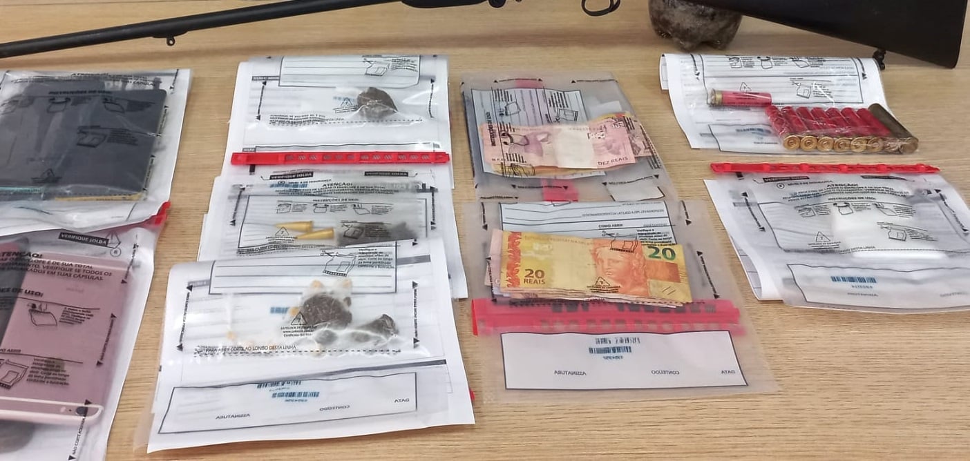 Imagem mostra uma mesa com drogas apreendidas.