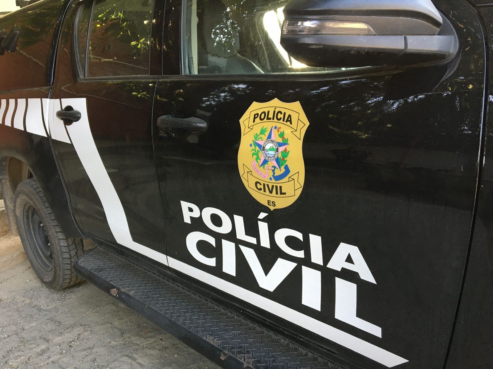 Imagem mostra lateral da viatura da Polícia Civil.