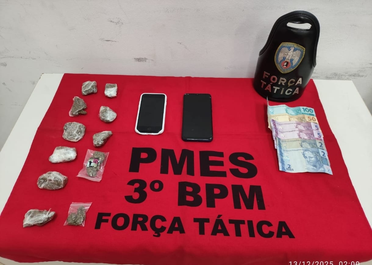 Imagem de mesa com drogas apreendidas pela Polícia Militar