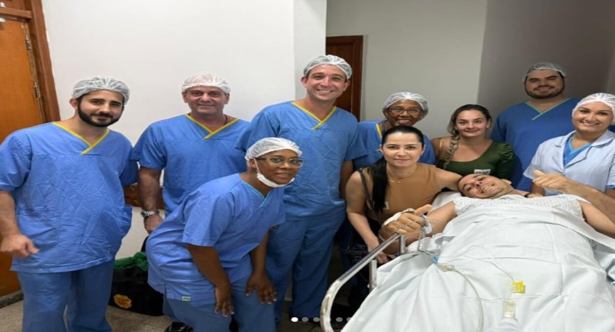 A foto mostra equipe médica responsável pela cirurgia com polilaminina