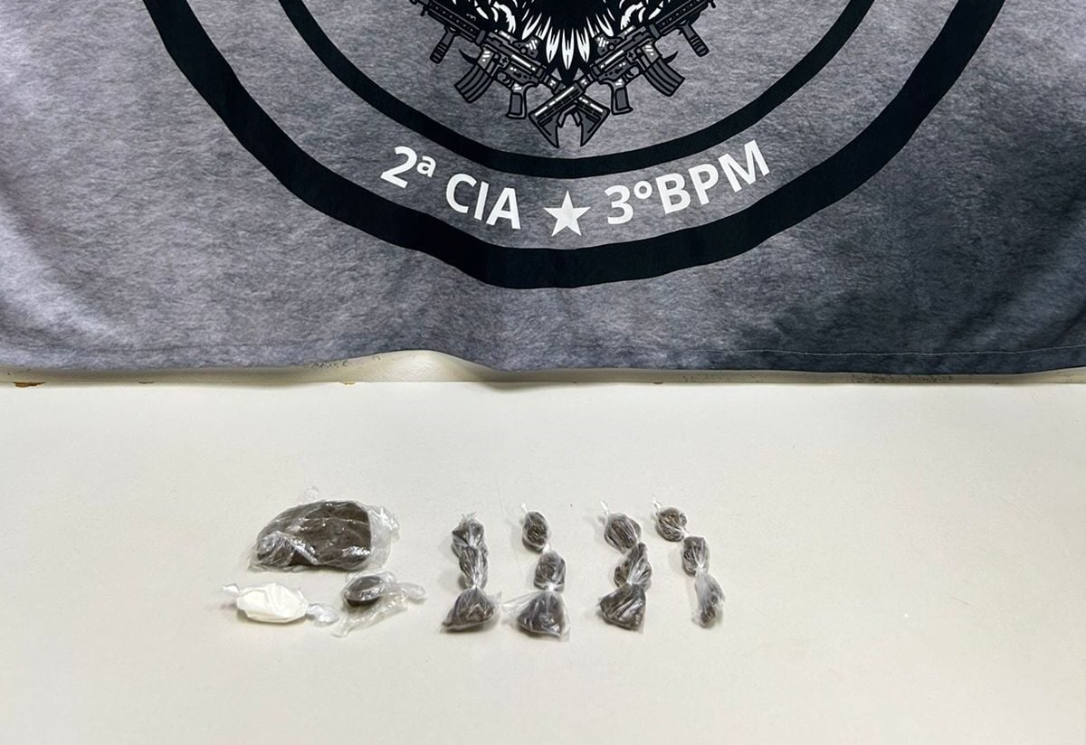 Imagem retrata drogas apreendidas sobre a mesa.