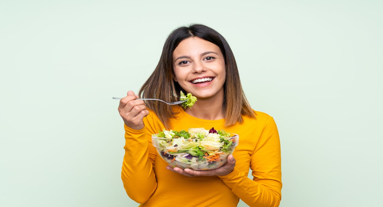 A foto mostra pessoa tendo hábito saúdável