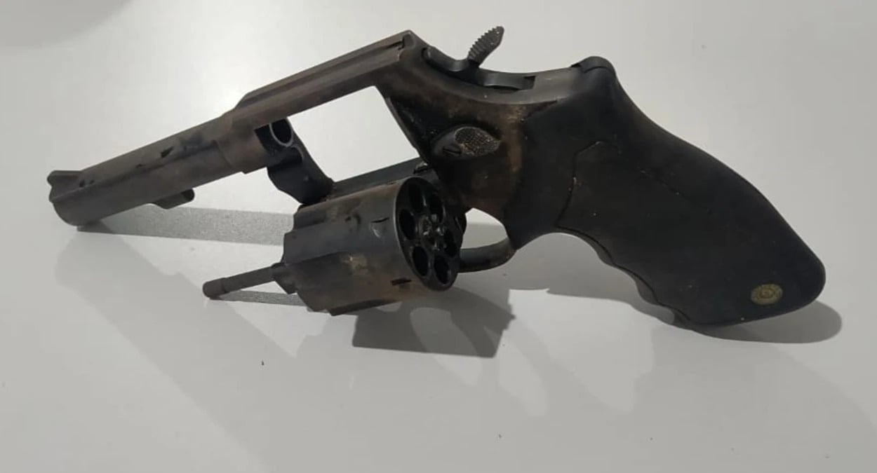 Revólver recuperado em Mimoso do Sul após furto em agência bancária; arma foi encontrada enterrada pela Polícia Civil.
