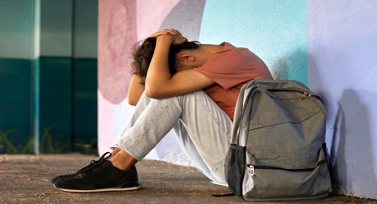 A foto mostra jovem deprimido