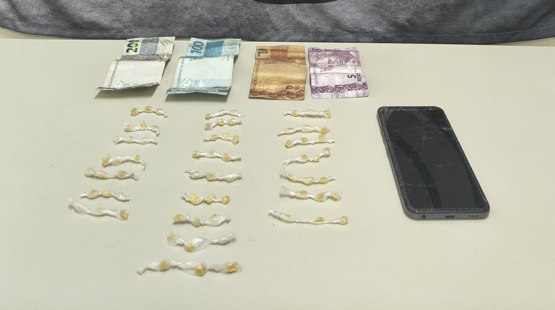 Imagem mostra porções de crack sobre uma mesa.