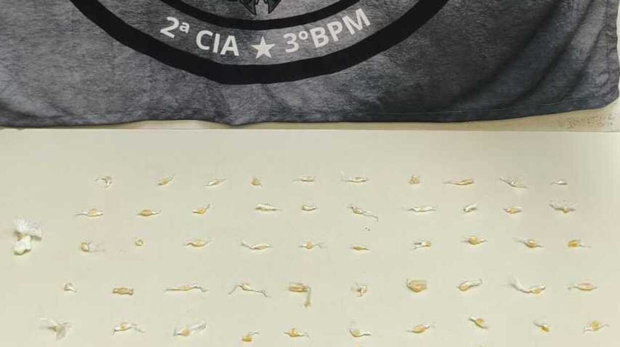 imagem ilustra combate ao tráfico de drogas em Guaçuí. Pedras de crack sobre a mesa