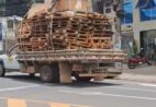 Caminhão é flagrado transportando carga excessiva e irregular em vias de Cachoeiro