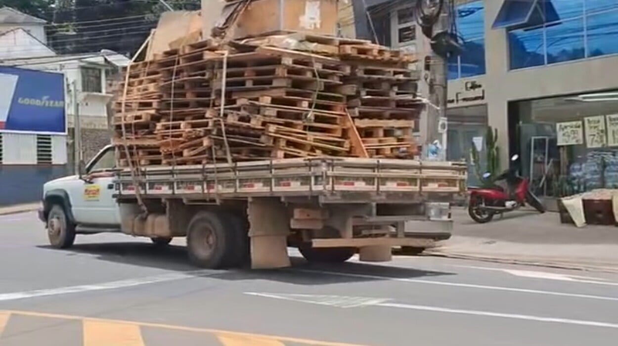 Caminhão fazendo transporte de carga irregular em Cachoeiro de Itapemirim