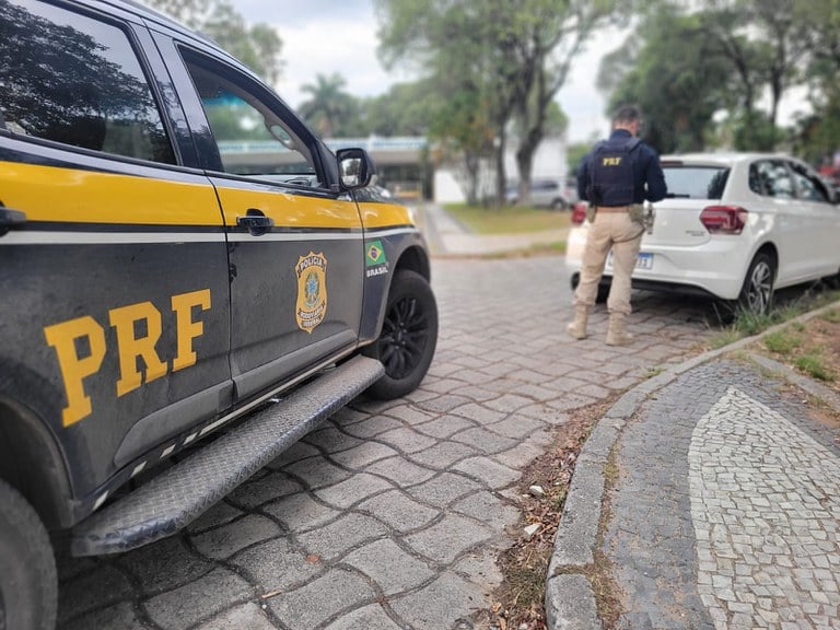 Imagem mostra viatura da PRF ao lado de um veículo clonado.