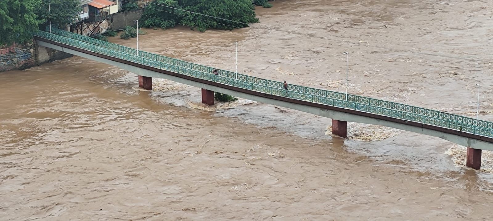 Imagem retrata Rio com nível elevado após chuvas intensas.